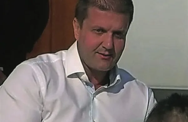 Balkanski “kralj kokaina” Darko Šarić, ki se je minuli torek predal srbskim oblastem, je danes prvič stopil pred sodnika
