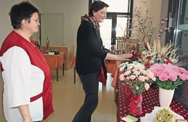    Organizatorka Ema Brelih (levo) je razložila, da gre za zahtevno delo, ki sprošča  