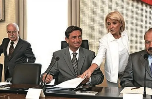 Nekdanja šefinja kabineta tedanjega premierja Boruta Pahorja je prejela 1064,45 evra sodnih stroškov in 13.647,33 evra odpravnine, ki vključuje vse prispevke, so še zapisali v kabinetu predsednika vlade