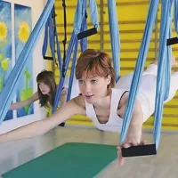 Aerial joga vnaša v vadbo joge povsem nove dimenzije