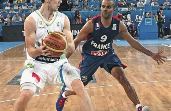 Goran Dragić (levo) razmišlja o tem, da zaradi utrujenosti  na septembrskem prvenstvu ne bi zaigral za Slovenijo 