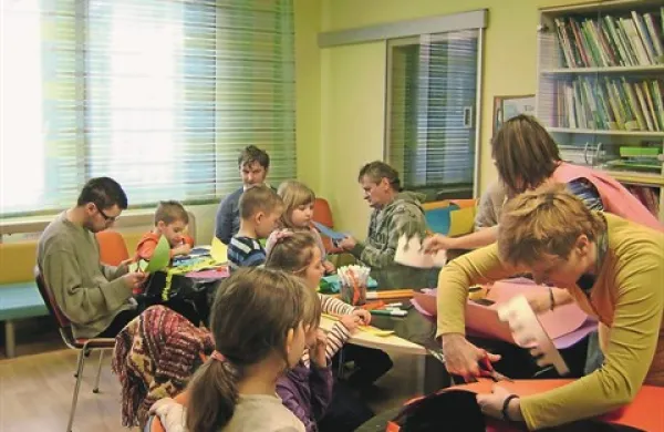 V Društvu za duševno zdravje in kreativno preživljanje prostega časa “Vezi” spodbujajo in krepijo medgeneracijsko sodelovanje