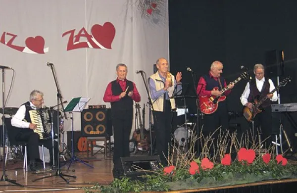Ansambel Feniks v začetnem sestavu je obudil nostalgijo na stare čase 