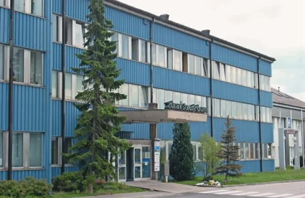 Občina Pivka iz proračuna ne bo doplačala  energetske prenove  doma. Razliko med milijonom iz evropskih skladov in stroški investicije v višini 1,7 milijona evrov bosta tako morala poravnati postojnska občina in zdravstveni dom iz lastnih virov.