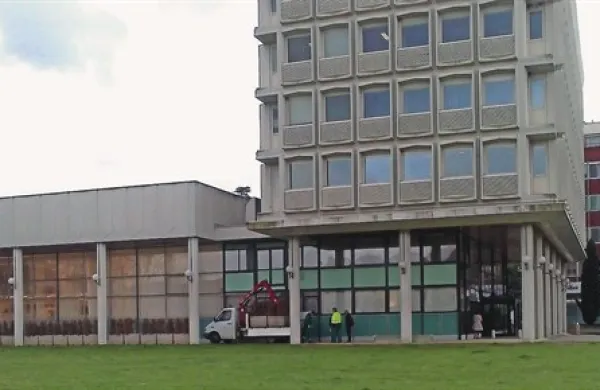Včeraj so korita s cipresami vred naložili na tovornjak in odpeljali