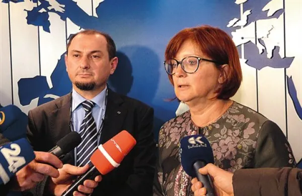 Nadzorni svet Luke Koper, ki ga vodi Alenka Žnidaršič Kranjc,  zdaj lahko lažje zamenja Gašparja Gašparja Mišiča,  vendar je vprašanje, ali bo to storil, dokler ne bo jasno, kaj se bo zgodilo z izpodbojno tožbo, ki jo je napovedala Mestna občina Koper  