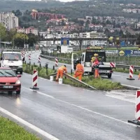 Delavci CPG so včeraj začeli odstranjevati varnostno ograjo med voznima pasovoma, vozniki pa so zjutraj že čakali v koloni