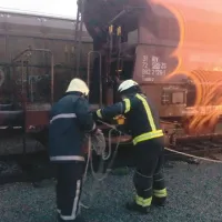 Gasilci so Sirijca namestili na nosila in ga nato  potegnili iz vagona