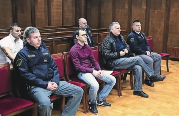 Na nadaljevanju sojenja Kosti Aleksandrovu (v vijolični srajci)  in Marku Markoviču (drugi z desne) je sodišče zaslišalo več prič, ki so pripovedovale o umorjenemu, pa tudi o  Markovičevih dolgovih  