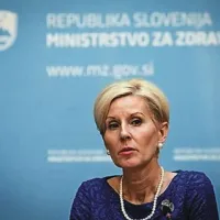 Ministrica za zdravje Alenka Trop Skaza je potrdila, da je predsednici vlade Alenki Bratušek sinoči poslala odstopno izjavo