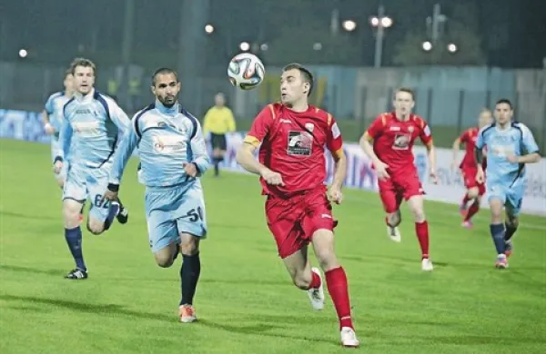 Nogometaši Gorice (v modrih dresih) in Rudarja se bodo danes ob 18. uri pomerili še v Velenju