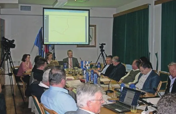 Pivški svetniki so stvarni: ker vedo, da država nima denarja za cel avtocestni krak do Jelšan, predlagajo gradnjo v dveh delih