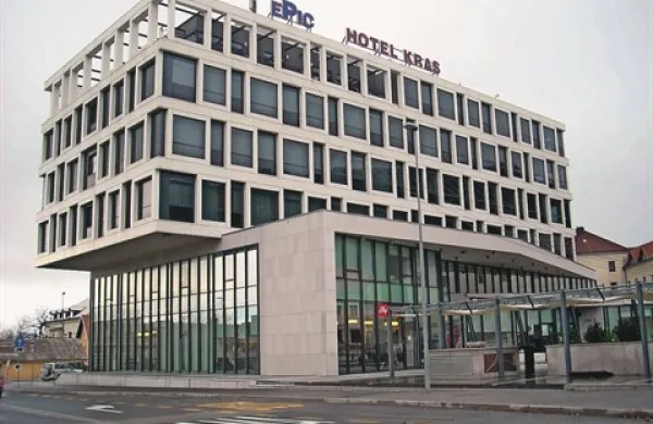 Po Epicu sta od novembra lani v stečaju še hčerinski družbi P. P. R. nepremičnine s poslovalnico v hotelu Kras (na fotografiji) in Nepal s sedežem v Kazarjah v Postojni