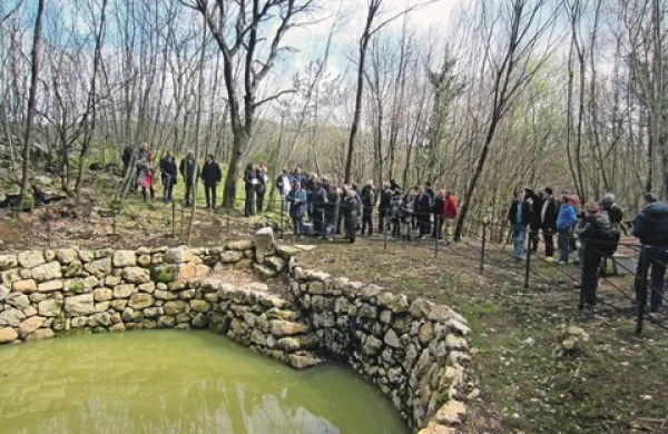 Udeleženci včerajšnjega odprtja Živega muzeja na območju med Sežano in Orlekom so si ogledali tudi zgledno obnovljeno štirno iz leta 1822