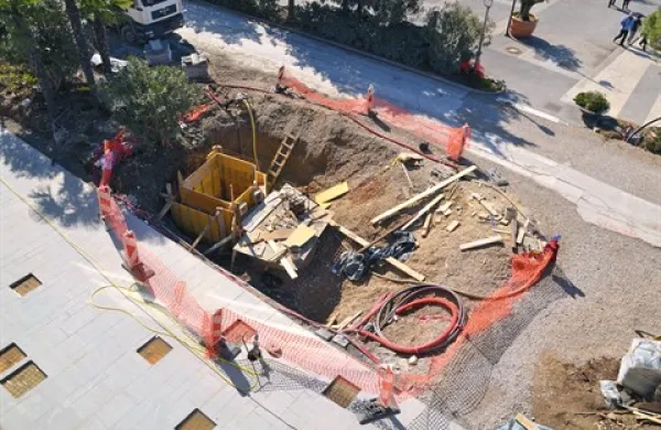 Na Sončnem  nabrežju bo    več zelenih površin in veliko manj   parkiranih avtomobilov, kot smo bili vajeni. Pod njegovim  površjem pa bodo   vgradili črpališče meteorne vode.