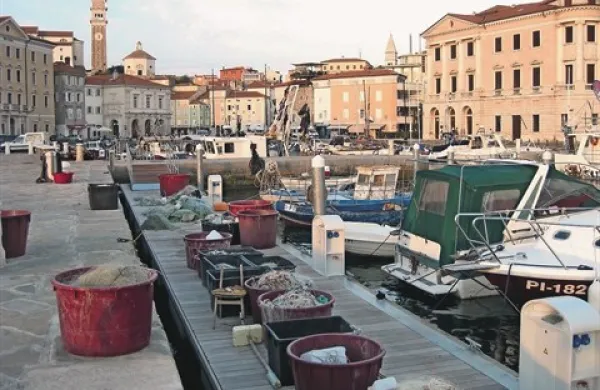 Ribiči v Piranu imajo na voljo lesen plavajoči ponton, s katerega dostopajo na plovila