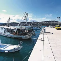 Koprski ribiči se morajo pri dostopu do plovil znajti, kakor vedo in znajo. Brez lesenih brvi, ki jih pristavijo med pomol in plovila, je dostop  nemogoč.