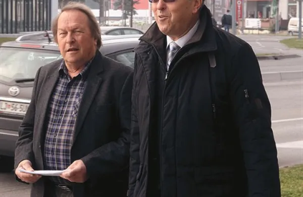 Viljem Orel z odvetnikom Igorjem Kocjančičem (desno), ki je prav tako prepričan, da bi morali postopek ustaviti