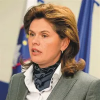 Alenka Bratušek: “Dr. Alenka Trop Skaza je postala tarča vsakodnevnih napadov, kljub temu, da ni sprejela ali podpisala nobene sporne odločitve.” 