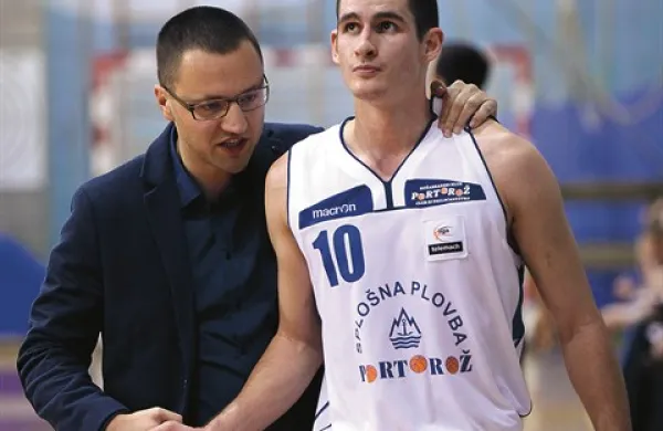 Jan Špan (ob trenerju Konstantinu Subotiću) je v 45 minutah dosegel 25 točk in štiri trojke