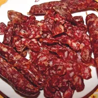 Suha klobasa je nepogrešljiva  v ponudbi tradicionalnih osmic