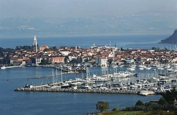 V okviru načrtovane izgradnje oskrbovanih stanovanj za starejše v Izoli je tamkajšnji občinski svet na današnji seji dal soglasje k predlogu pogodbe o sodelovanju pri izgradnji centra dnevnih aktivnosti za starejše ter pooblastil župana Igorja Kolenca