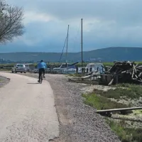 Jernejev kanal ni le neurejen, pač pa tudi nevaren. Po ozki in razpokani cesti se poleg številnih avtomobilov  vozijo tudi kolesarji, sprehajajo mamice z vozički ...  