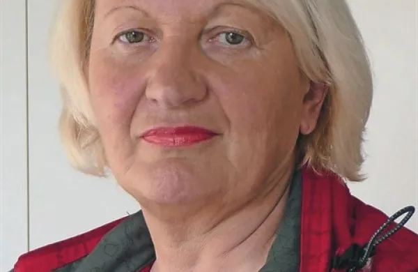 Marjeta Šibav: “Smo gotovi, da jutri specialnih pedagogov Cirius ne bo prestavil kam drugam? Starši se bojijo, da se bo oddelek, v katerem je sedaj 34 postelj, še bolj krčil na račun rehabilitacijskega centra.”