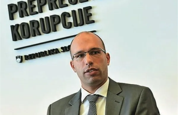V NLB v odzivu na vprašanje medijev in poslanca SDS Vinka Gorenaka zagotavljajo, da so nekdanjega namestnika predsednika Komisije za preprečevanje korupcije (KPK) Roka Praprotnika za direktorja centra za skladnost poslovanja izbrali na strokoven in