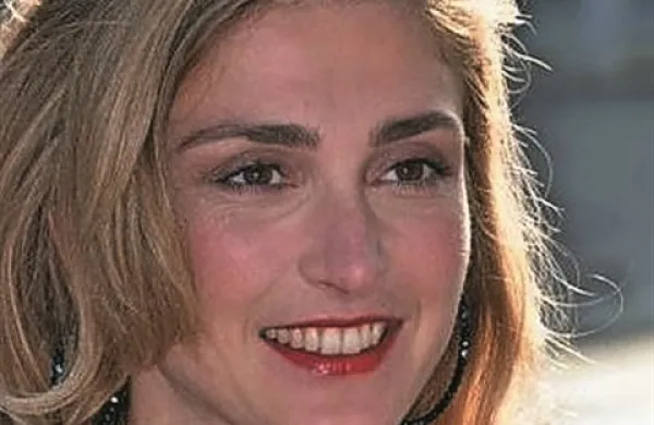 Sodišče v francoskem mestu Nanterre je danes razsodilo v prid francoski igralki Julie Gayet, ki je vložila tožbo proti reviji Closer zaradi poročanja o njeni aferi s francoskim predsednikom Francoisom Holandom