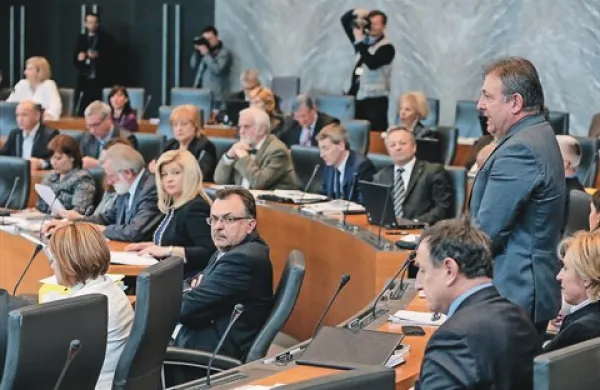 Andrej Šircelj (stoji) je javnost opozoril, da vlada Alenke Bratušek povečuje zadolženost države 