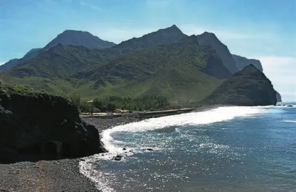 Pri španskem otoku Gran Canaria je danes v morje strmoglavilo potniško letalo