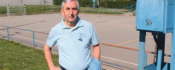 ... in Pavel Piccinini ob istem igrišču danes - stebre za razsvetljavo je pred 39 leti sam pomagal postavljati. Nekoč so služili ljubljanskim trolejbusom, za rokometaše  pa so jih predelali v delavnicah Mlinotesta.
