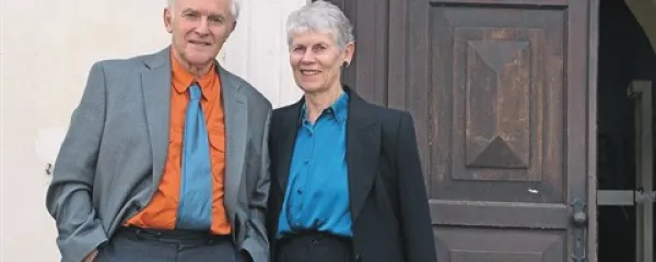 Dobitnik častnega doktorata Harold Kroto z ženo Margaret pred Univerzo na Primorskem