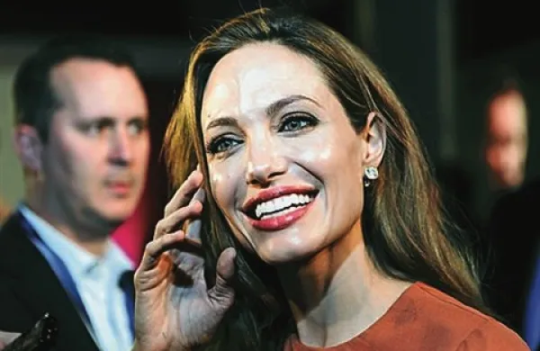 Britanski zunanji minister William Hague je danes v Sarajevu skupaj z ameriško igralko Angelino Jolie pozval k odločnejšemu preprečevanju spolnega nasilja v oboroženih spopadih