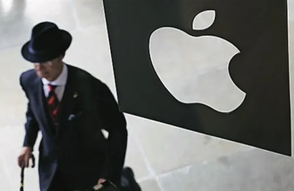 Ameriški tehnološki velikan Apple naj bi novo različico pametnega telefona Iphone predstavil že septembra, poroča japonski časnik Nikkei