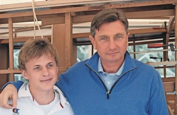 Predsednik republike Borut Pahor si je z zanimanjem ogledal, kako  Dan Poljšak gradi škuner in mu zaželel uresničitev drznih sanj