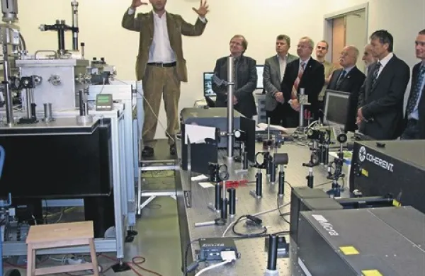    Vodja laboratorija za kvantno optiko dr. Giovanni De Ninno  predstavlja delovanje vrhunskega laserja in področja raziskav 