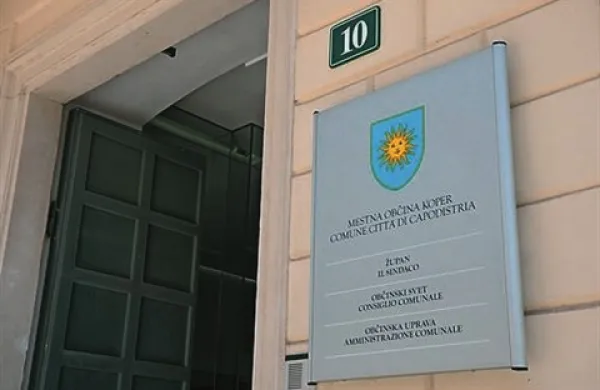 Odločitev ustavnega sodišča sicer temelji na šestih zahtevah, ki so jih med drugim vložili tudi predstavniki občin. Ena od pobudnic je bila Mestna občina Koper.