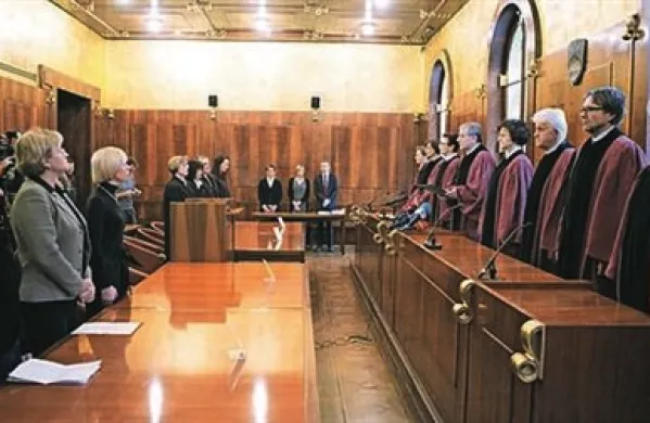 Ustavno sodišče bo danes ob 11.30 razglasilo odločitev o (ne)ustavnosti zakona o davku na nepremičnine