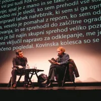 Michel Houellebecq (desno)  na odru Kina Šiškal v pogovoru s Stojanom Pelkom