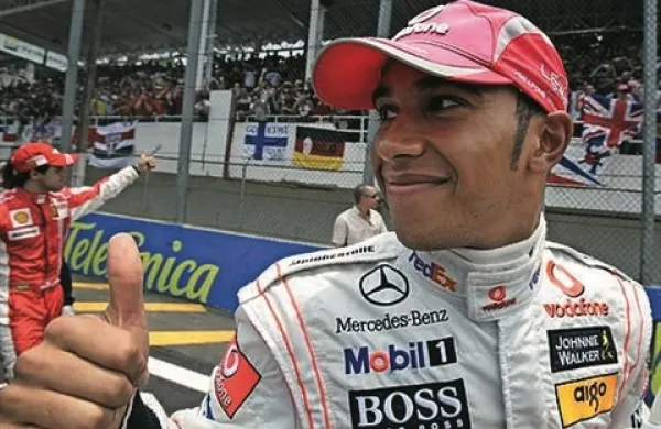 Britanski voznik formule 1 Lewis Hamilton (Mercedes) je zmagovalec dirke za veliko nagrado Malezije v Sepangu. 