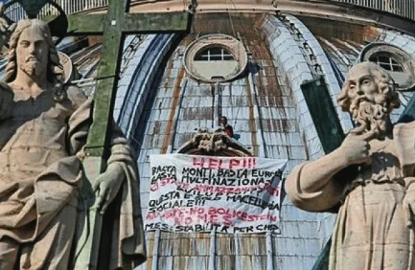 Tržaški podjetnik Marcello Finizio je minulo noč znova preživel na kupoli bazilike sv. Petra v Rimu