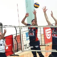 Najučinkovitejši cementar Dejan Čabarkapa (levo) je težko našel pot skozi blok 208 cm visokega  Kanalca v dresu ACH Mateja Vidiča (desno)  