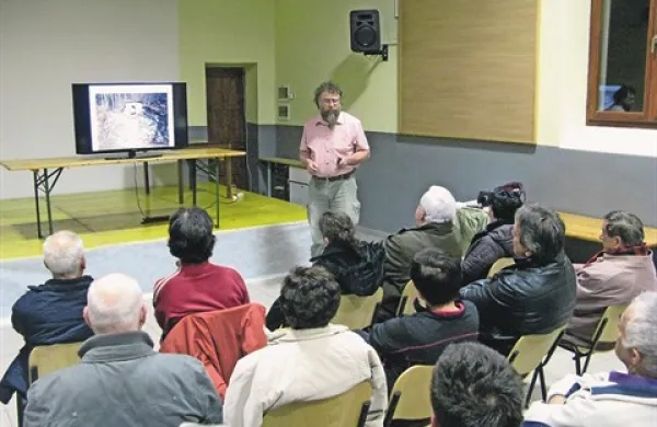 Natančno rekonstrukcijo pila na Prelovcu je vaščanom predstavil Damjan Švara, profesor Višje strokovne šole v Sežani