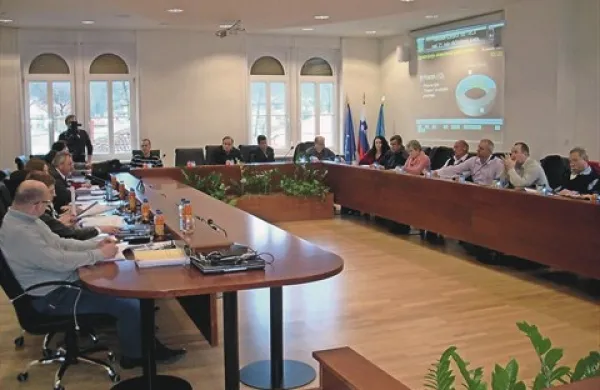 V ilirskobistriškem občinskem svetu se že nekaj sej zapored vrstijo bojkoti opozicijskih svetnikov. Ti ocenjujejo, da župan Emil Rojc z avtokratskim vodenjem sej  krši njihove pravice do podajanja predlogov in razpravljanja. 