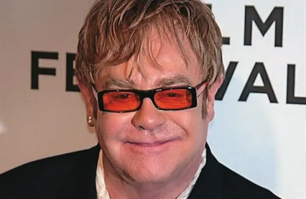 Potem ko je v Angliji in Walesu v soboto začel veljati zakon o porokah istospolnih partnerjev, je britanski pop pevec Elton John napovedal, da se bo poročil s svojim dolgoletnim partnerjem Davidom Furnishem