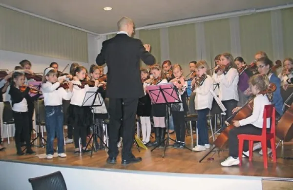 Napolnjena mala dvorana Doma na Vidmu je z aplavzom pozdravila nastop godalnega orkestra bistriške glasbene šole, ki ga vodi profesor Zdravko Pleše