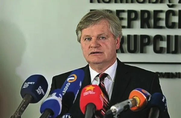 Vodenje Komisije za preprečevanje korupcije je danes prevzel novi predsednik Boris Štefanec 