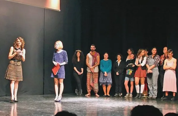 Anita Kravos z mladimi slovenskimi in italijanskimi gledališkimi ustvarjalci na novogoriški gimnaziji